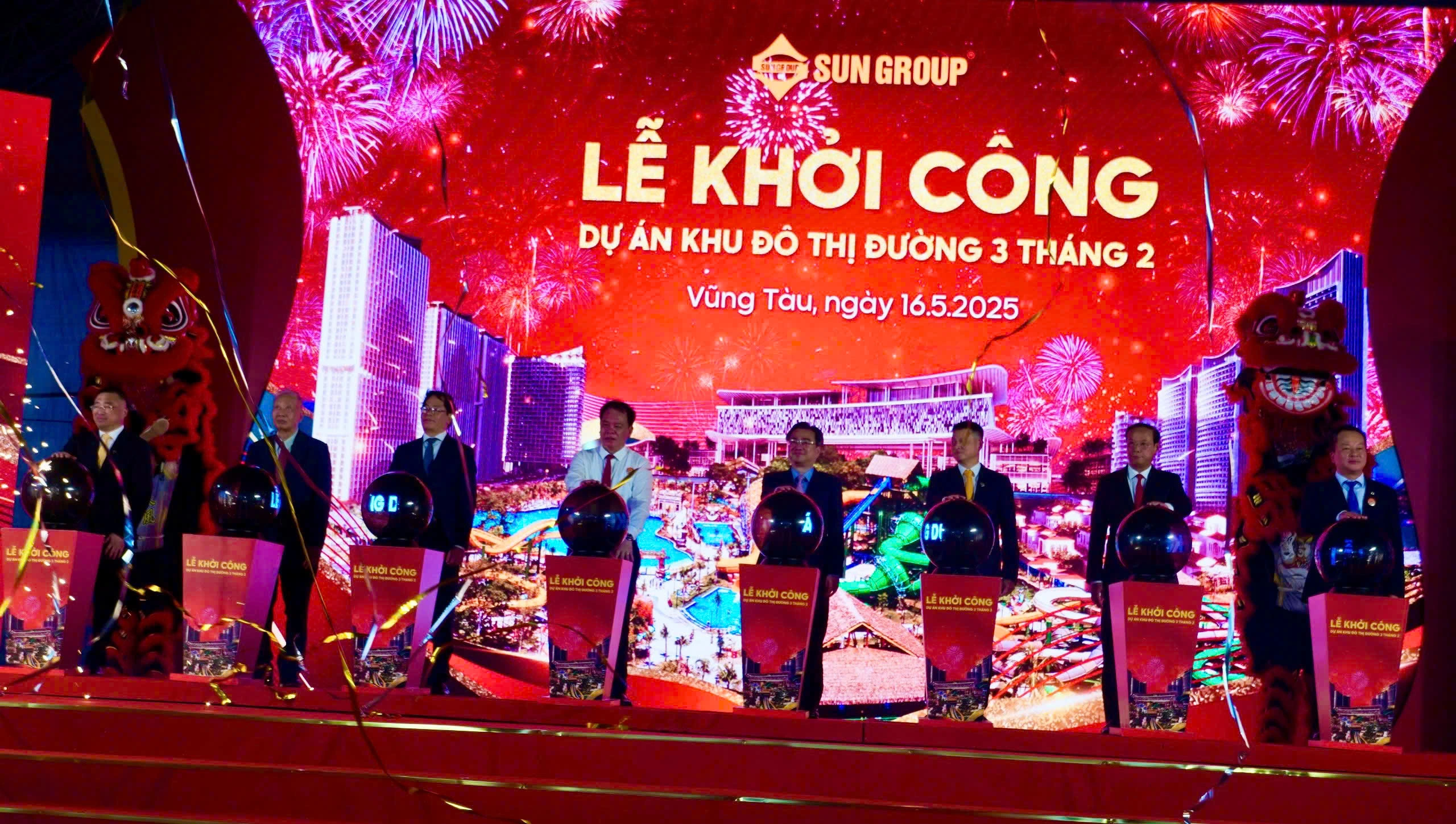 Các đại biểu ấn nút khởi công dự án của Sun Group ẢNH: NGUYỄN LONG